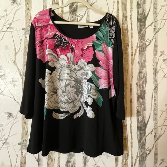🚨Susan Graver 20W Floral Print Black Top P2P:27” L:28” - Picture 8 of 8